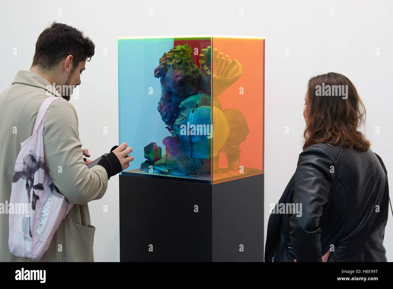 L'homme et la femme à la sculpture colorée à Artissima, lors de l'ouverture d'art contemporain Banque D'Images