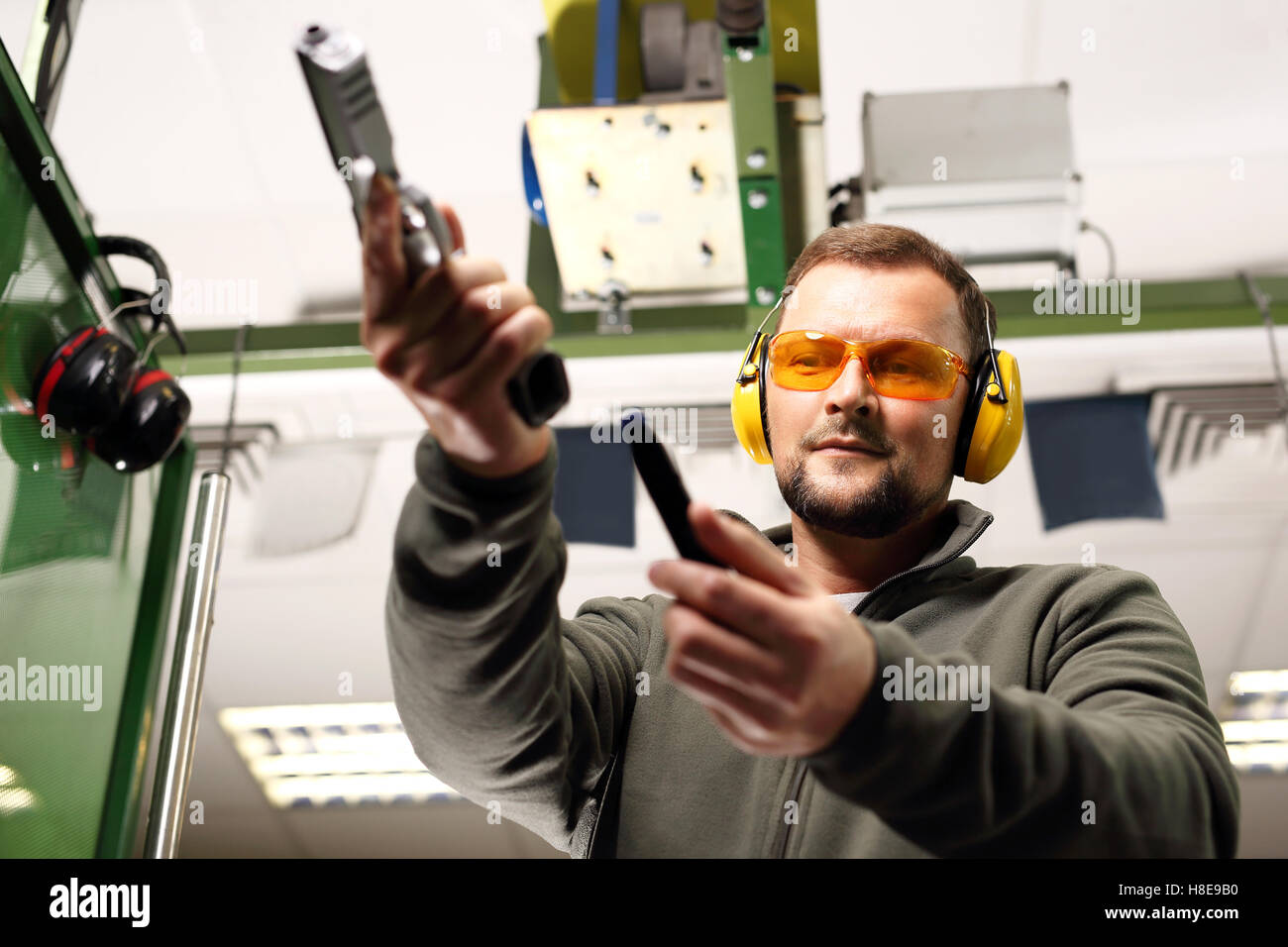 L'homme à la prise de recharge pistolet Banque D'Images