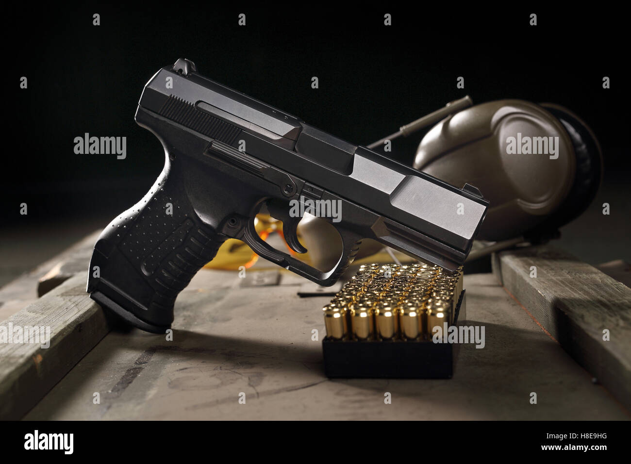 Pistolet Glock, cartouches et casques protéger oreilles Banque D'Images