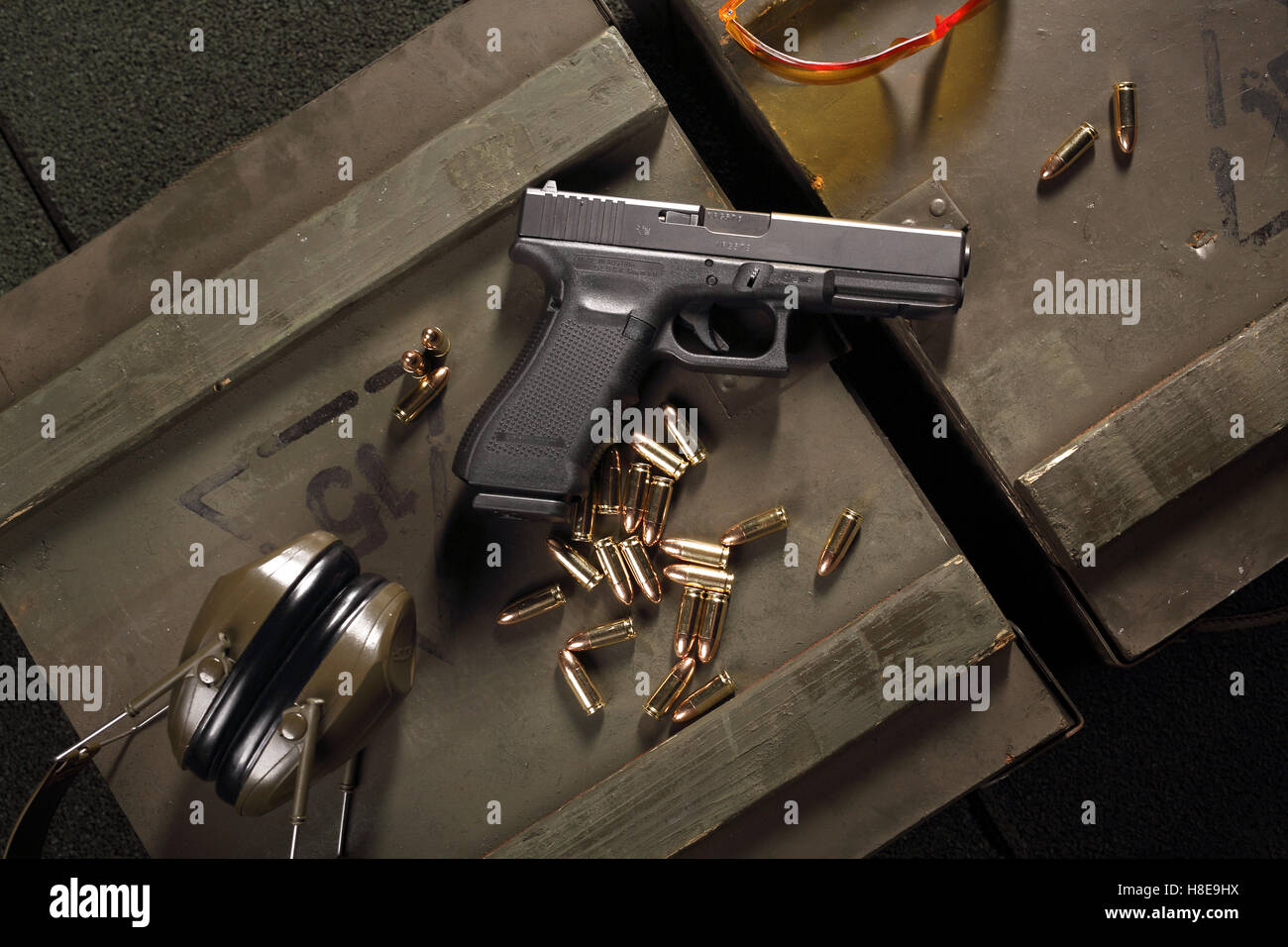 Pistolet Glock, cartouches et casques protéger oreilles Photo Stock - Alamy