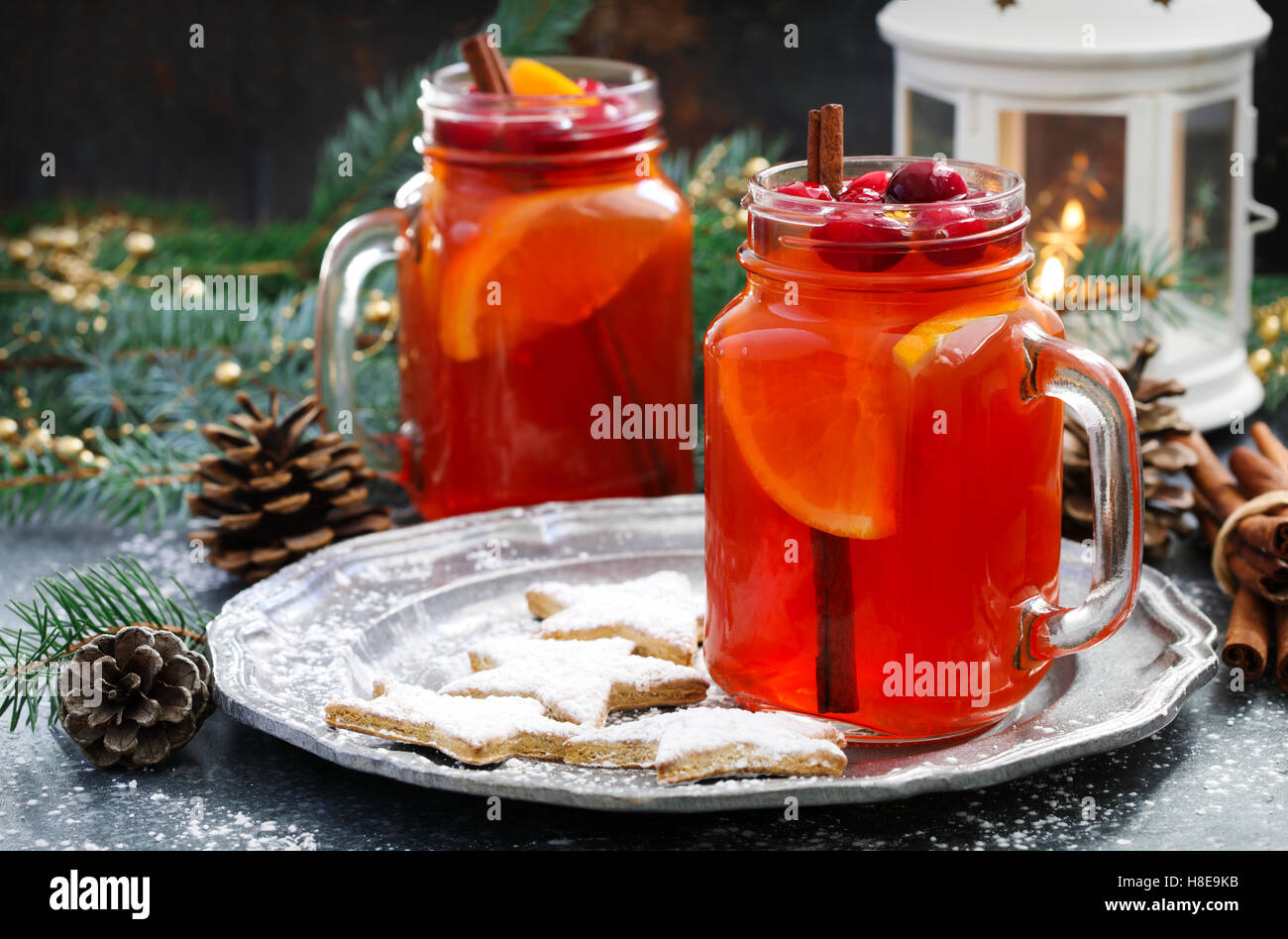 La canneberge et orange chaud de Noël thé et biscuits Banque D'Images