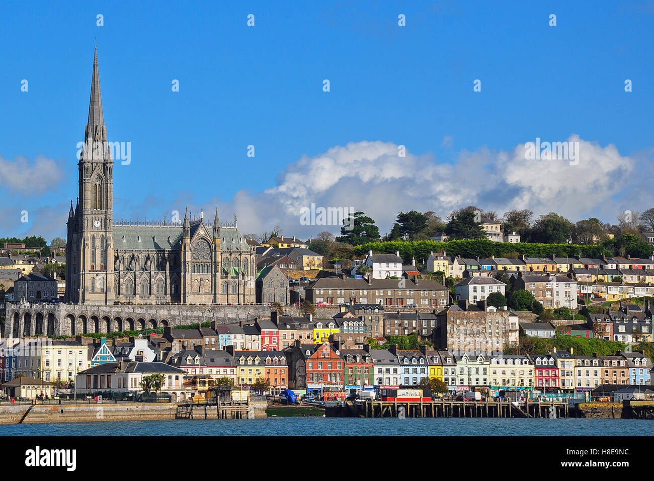 La Cathédrale Saint-colman domine la ville côtière de Cobh (anciennement Queenstown), comté de Cork, Irlande Banque D'Images