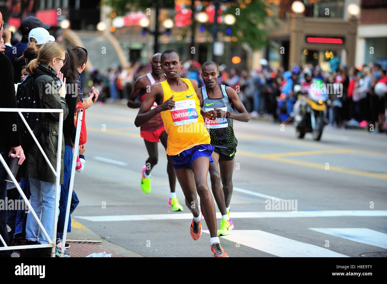 Début 2016 Le Marathon de Chicago, Paul Lanyangata les dirigeants du Kenya à l'avant, suivi de près par ses collègues Dicskon Kenyan Chumba. Banque D'Images