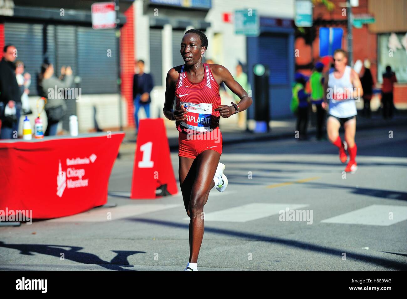 L'une des 2016 femmes leaders du Marathon de Chicago, Valentine Kenyan Kipketer était tout seul pendant qu'elle courait à travers le quartier chinois. Chicago, USA, Illinis. Banque D'Images