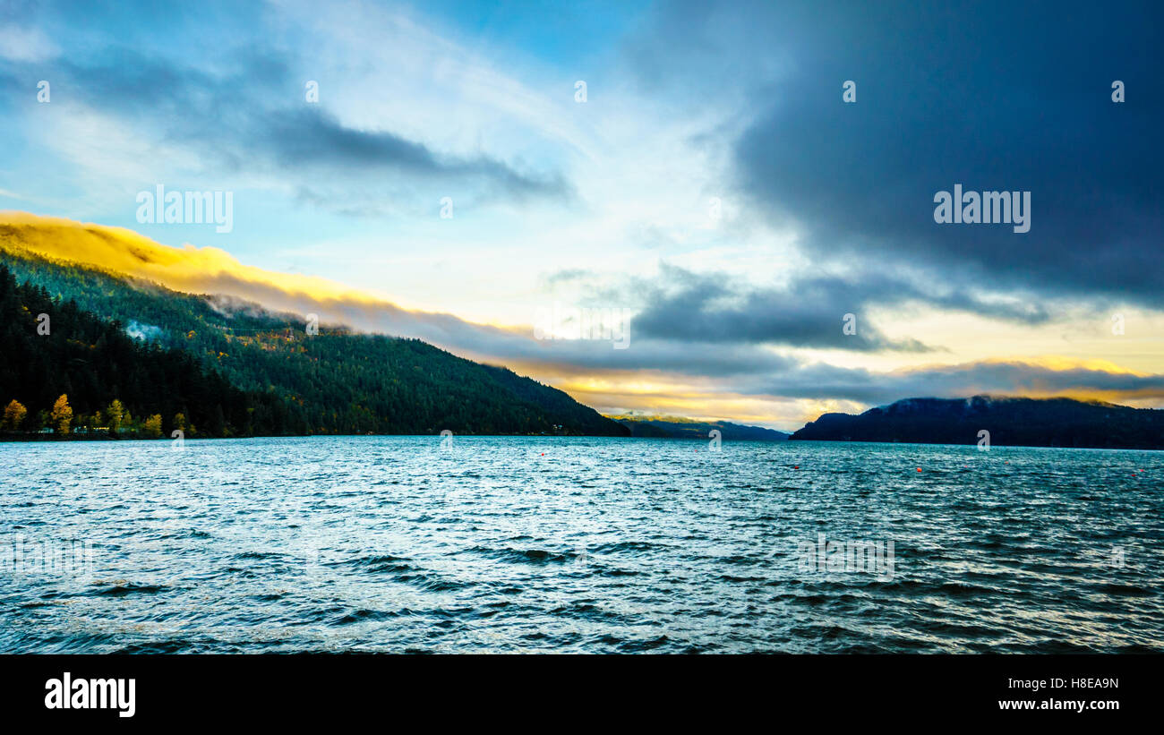 Tôt le matin le lever du soleil sur le lac Harrison dans la vallée du Fraser en Colombie-Britannique, Canada Banque D'Images