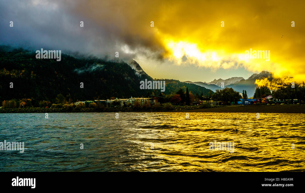 Tôt le matin le lever du soleil sur le lac Harrison et de la ville de Harrison Hot Springs dans la vallée du Fraser en Colombie-Britannique, Canada Banque D'Images