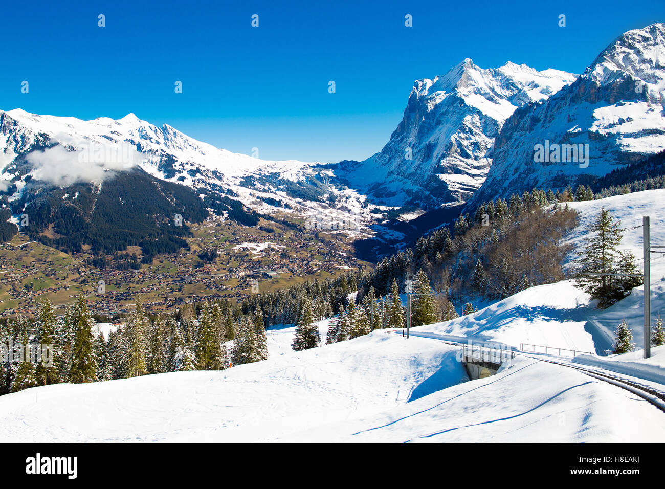 Vue aérienne de montagnes des Alpes en Suisse. Voir l'hélicoptère au-dessus du glacier dans les Alpes suisses. Banque D'Images