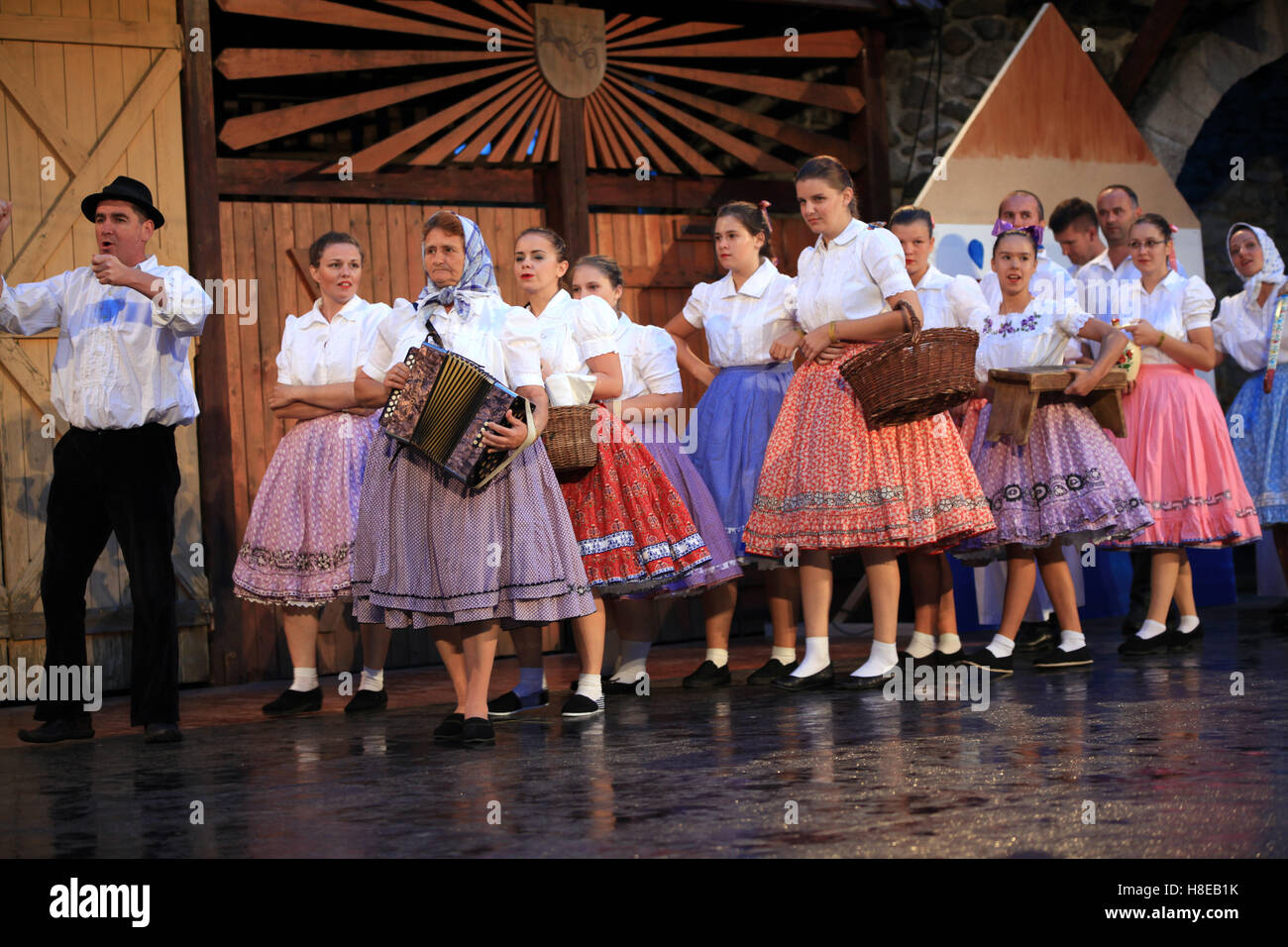 Ensemble folklorique slovaque en prestation au festival du folklore, Hontianska Parada Hrusov, la Slovaquie. Banque D'Images