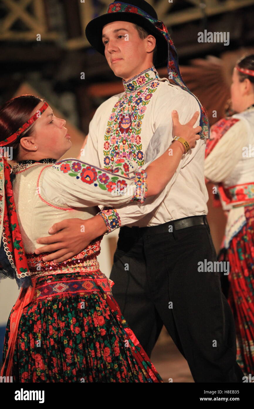 Ensemble folklorique slovaque en prestation au festival du folklore, Hontianska Parada Hrusov, la Slovaquie. Banque D'Images