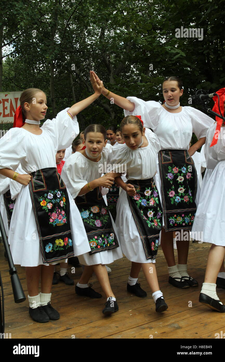 Ensemble folklorique slovaque en prestation au festival du folklore, Hontianska Parada Hrusov, la Slovaquie. Banque D'Images