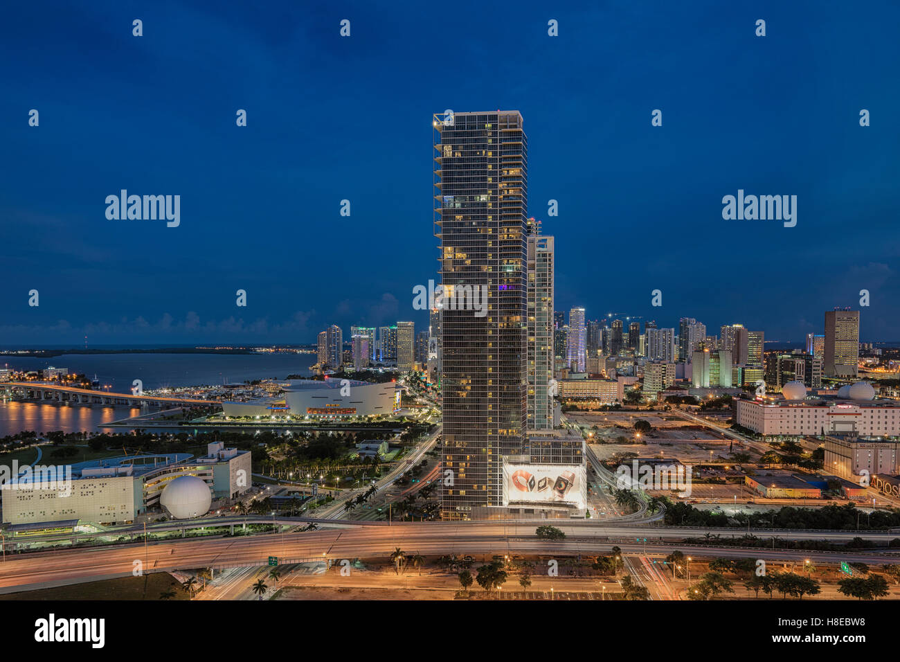 Le centre-ville de Miami Skyline at blue hour. Banque D'Images