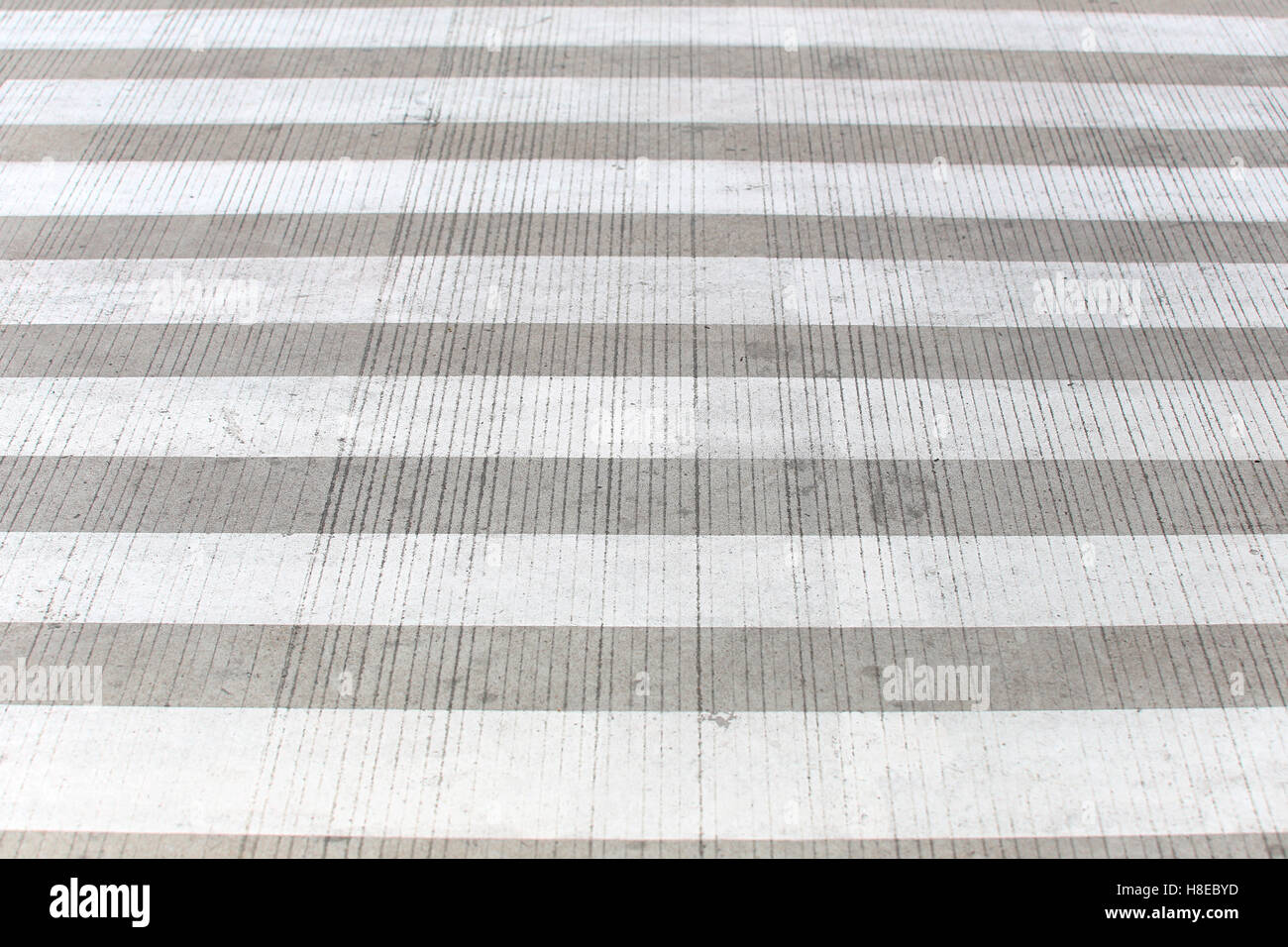Zebra crossing ou concordance sur rue pour marcher à travers. Banque D'Images