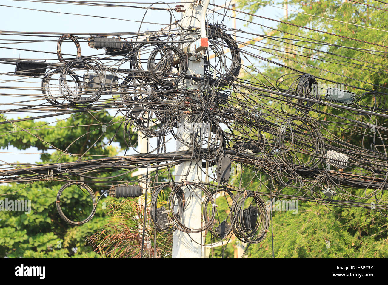 Après l'électricité câble malpropre en raison d'une mauvaise planification de l'installation du système de câblage. Banque D'Images