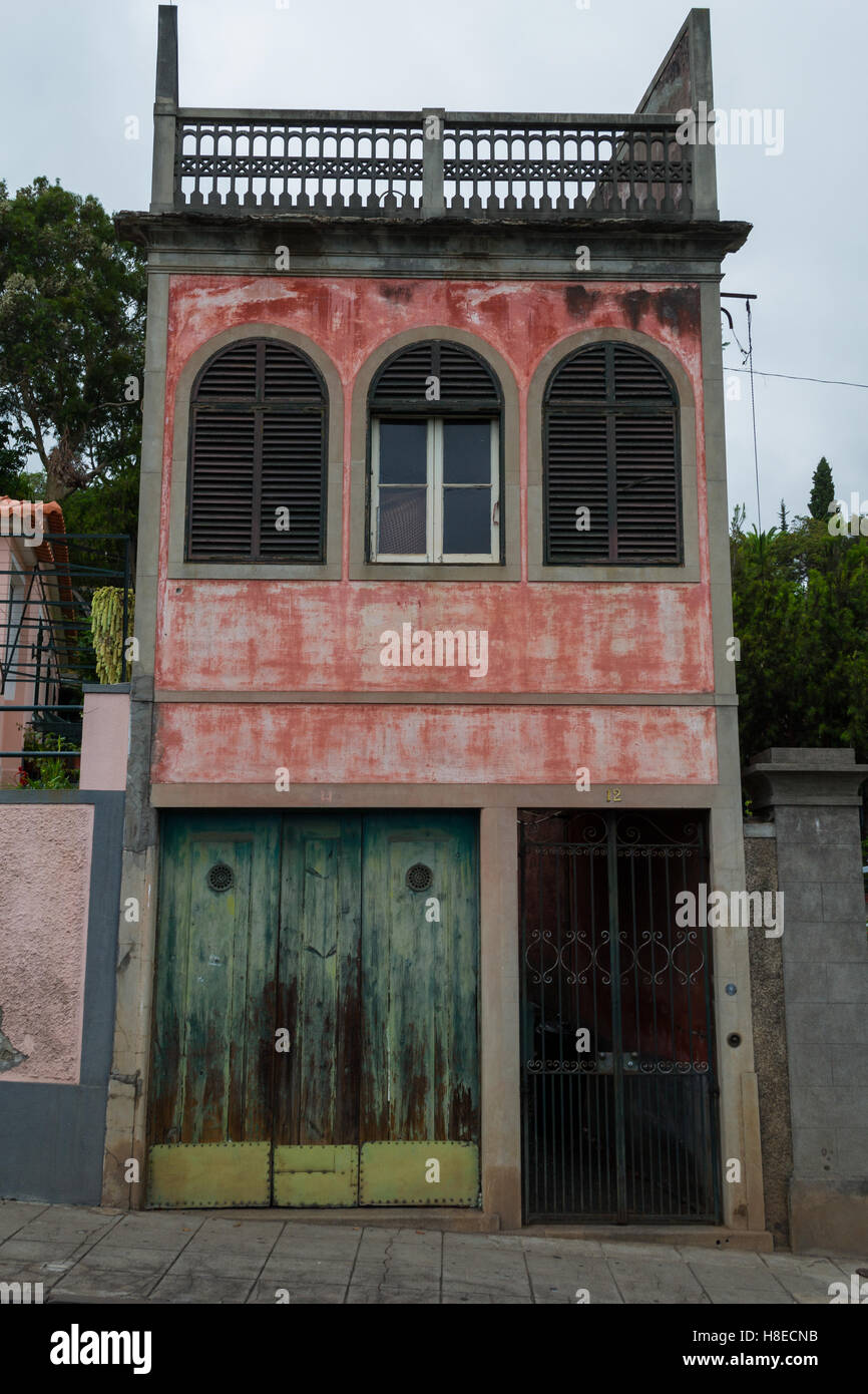 Bâtiment abandonné près de la rue, bâtiment avec la décoloration de la peinture sur elle, l'ancien bâtiment de la ville de Funchal. Banque D'Images