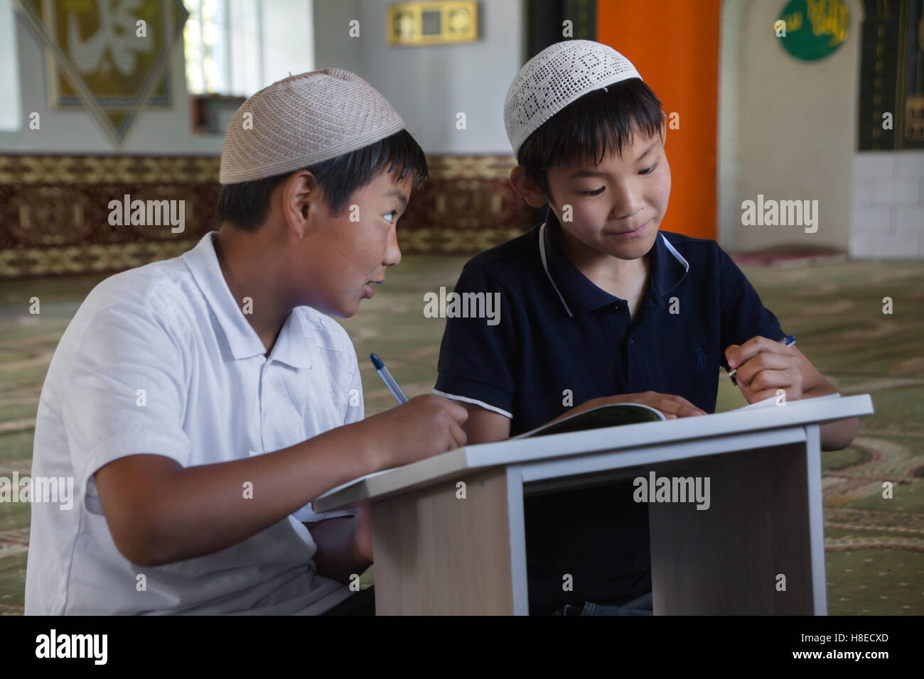 Kirghizistan - photos de garçons à l'école islamique, medressa Voyage Asie centrale - gens Banque D'Images