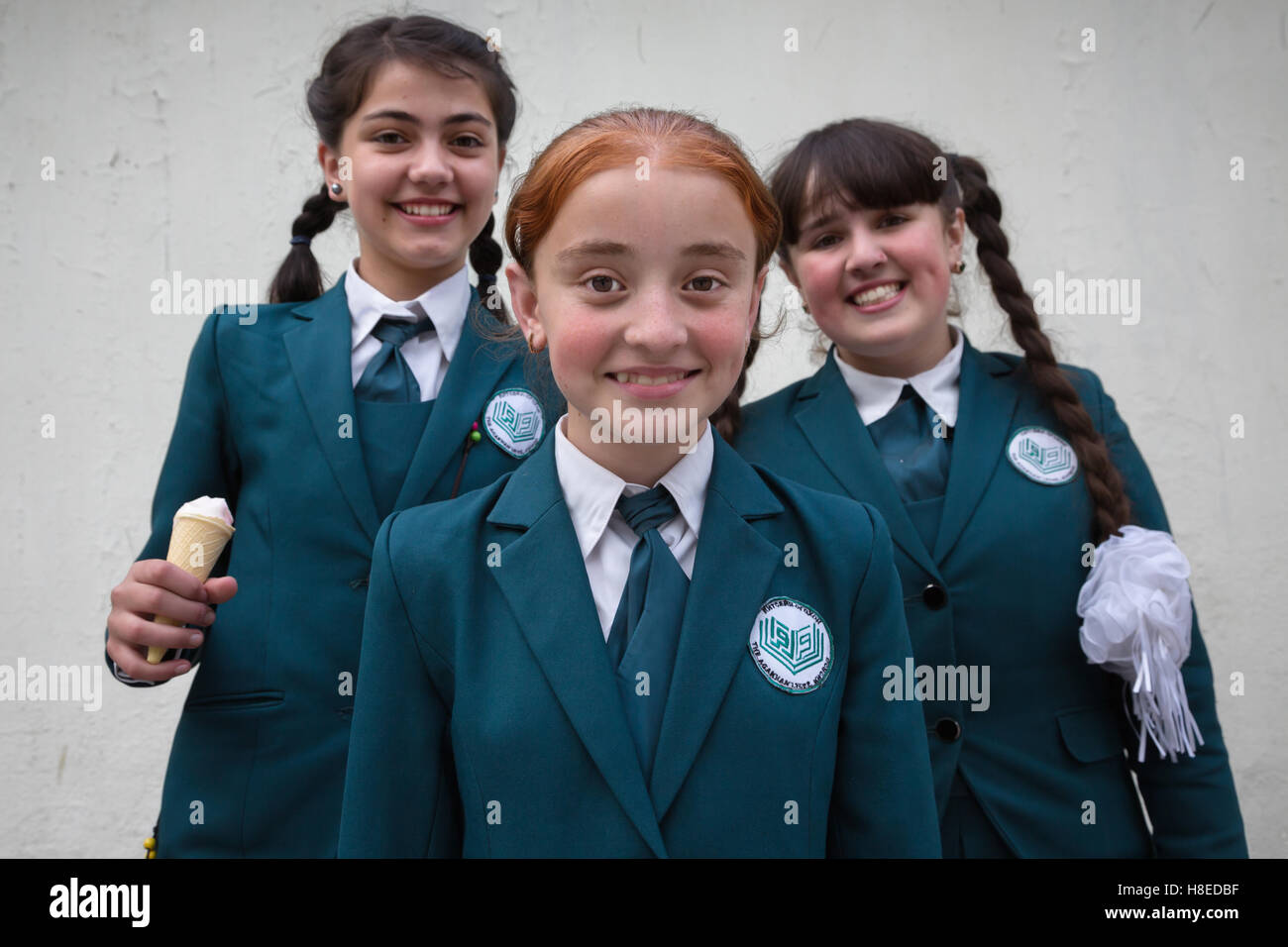 Portrait de personnes du Pamir - école de filles en uniforme - à Khorog - GBAO province - Tadjikistan Banque D'Images