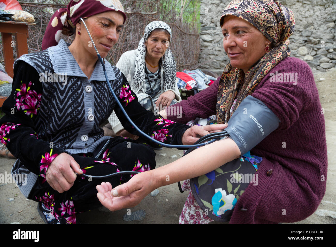 Femme médecin de rue dans les rues de Langar, Tadjikistan, GBAO province Banque D'Images