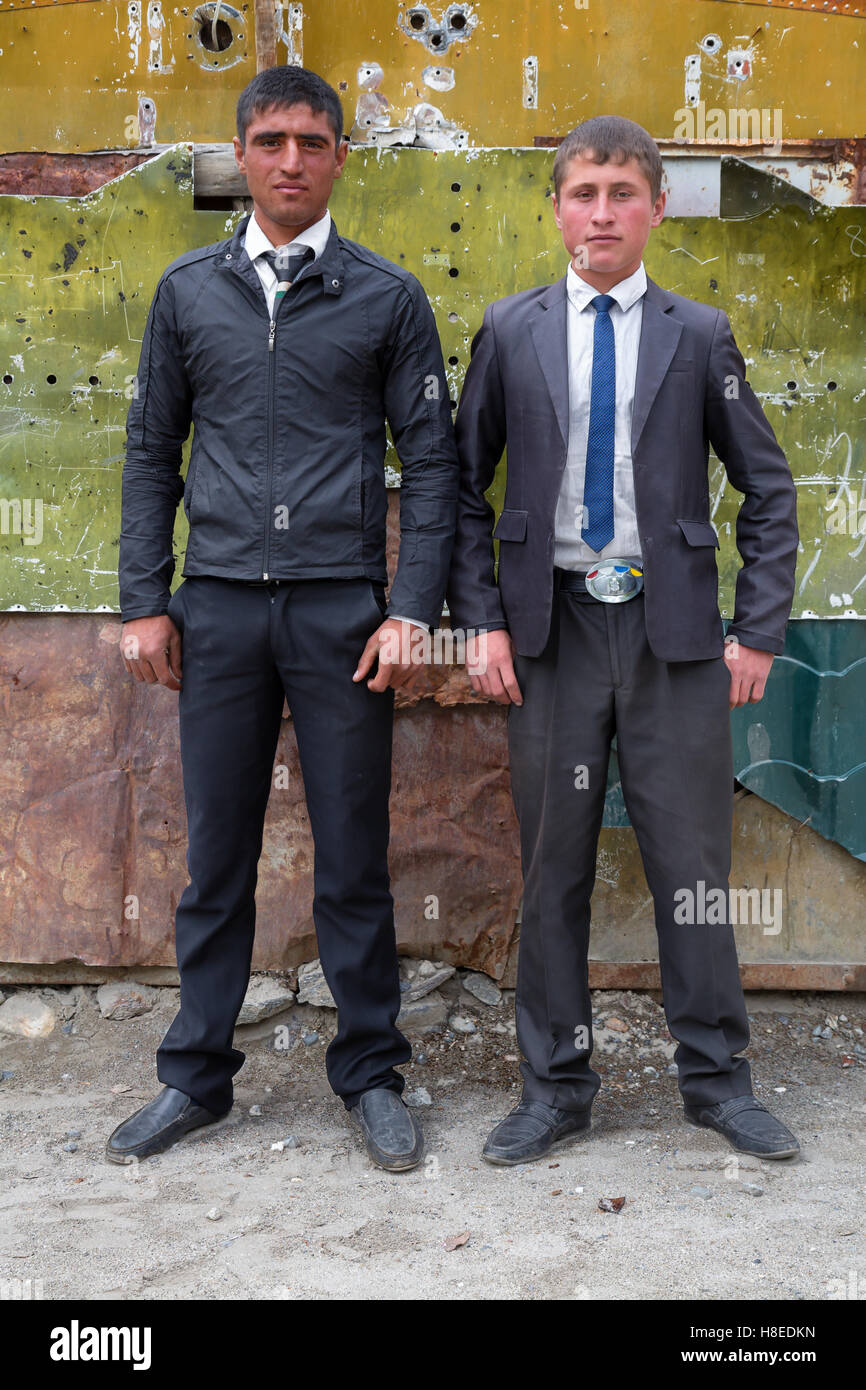 Portrait de personnes du Pamir - deux hommes avec l'uniforme scolaire posant dans Langar - GBAO province - Tadjikistan Banque D'Images