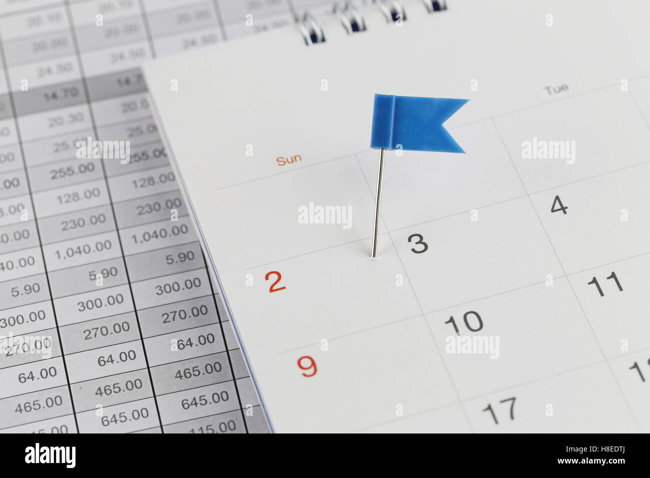 Les broches de bleu sur le calendrier des Wildcats en regard du nombre de deux en concept d'entreprise date et l'heure. Banque D'Images