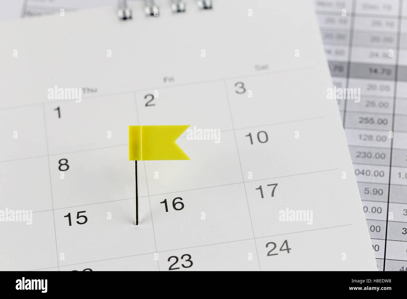 Les broches de jaune sur le calendrier des Wildcats en regard du nombre de 15 en concept commercial date et l'heure. Banque D'Images