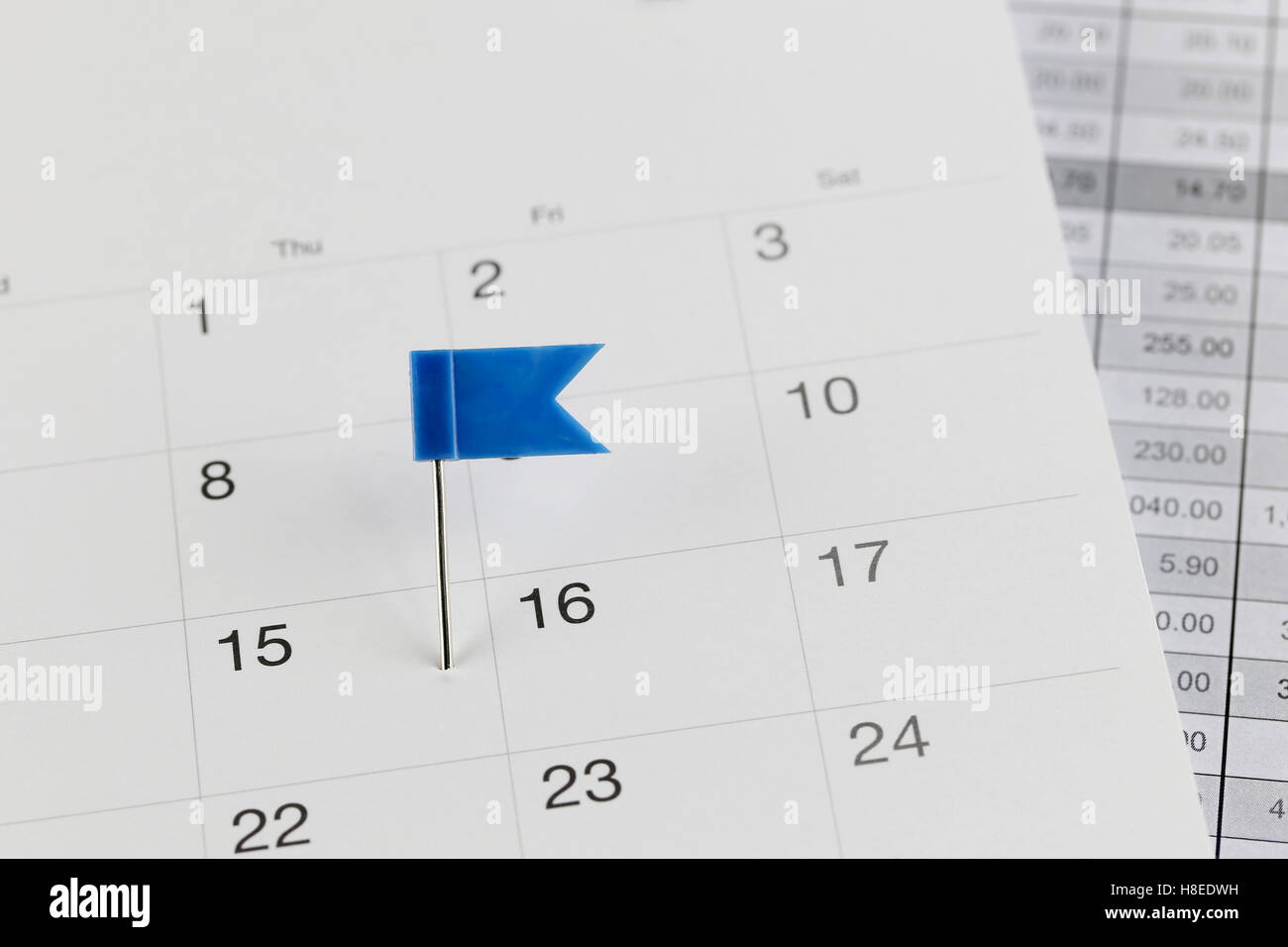 Les broches de bleu sur le calendrier des Wildcats en regard du nombre de 15 en concept commercial date et l'heure. Banque D'Images