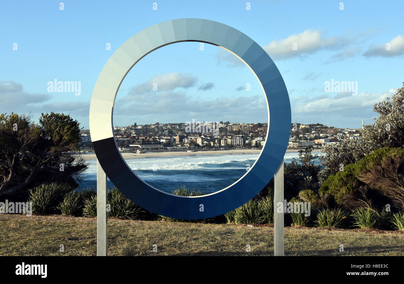 Sydney, Australie - Oct 23, 2016. Mimi Dennett : Mesurer le ciel. Sculpture par la mer le long de la promenade côtière de Coogee à Bondi j Banque D'Images