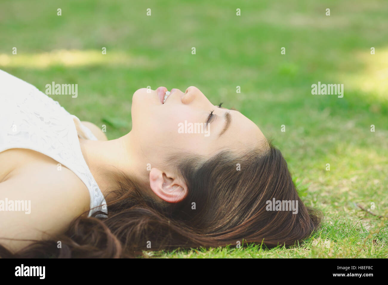 Portrait de jeune japonaise portant sur l'herbe verte Banque D'Images