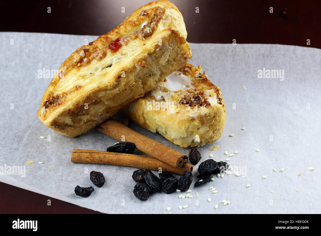 Feuilletés à la cannelle et aux raisins Banque D'Images