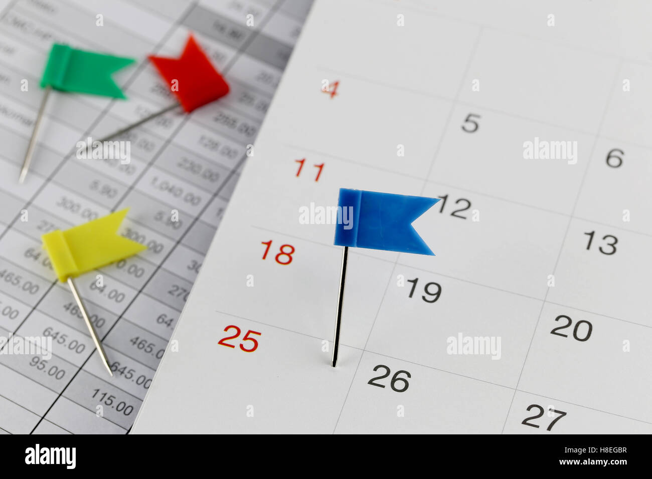 Les broches de bleu sur le calendrier des Wildcats en regard du nombre de vingt cinq en concept commercial date et l'heure. Banque D'Images