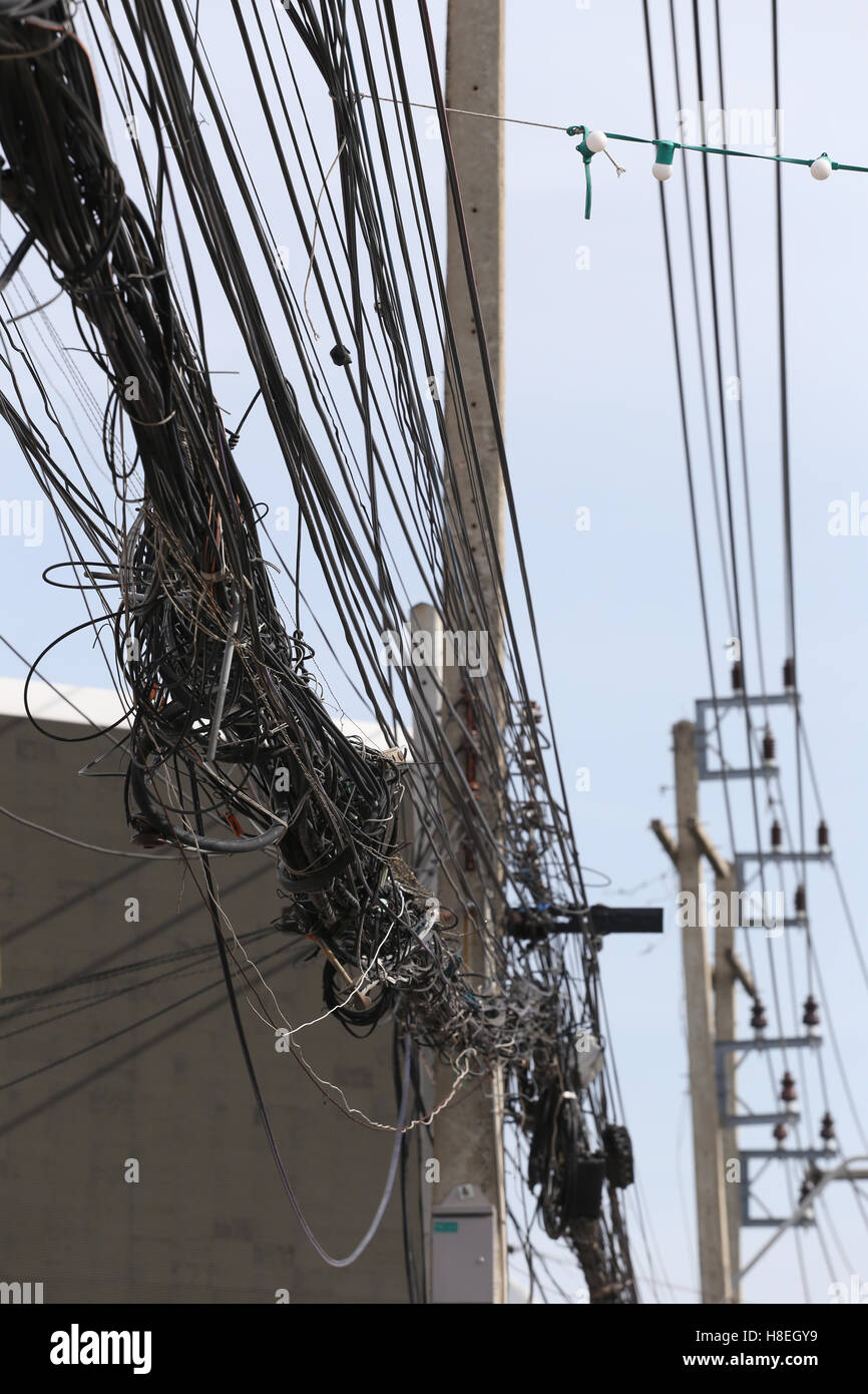 Après l'électricité câble malpropre en raison d'une mauvaise planification de l'installation du système de câblage. Banque D'Images
