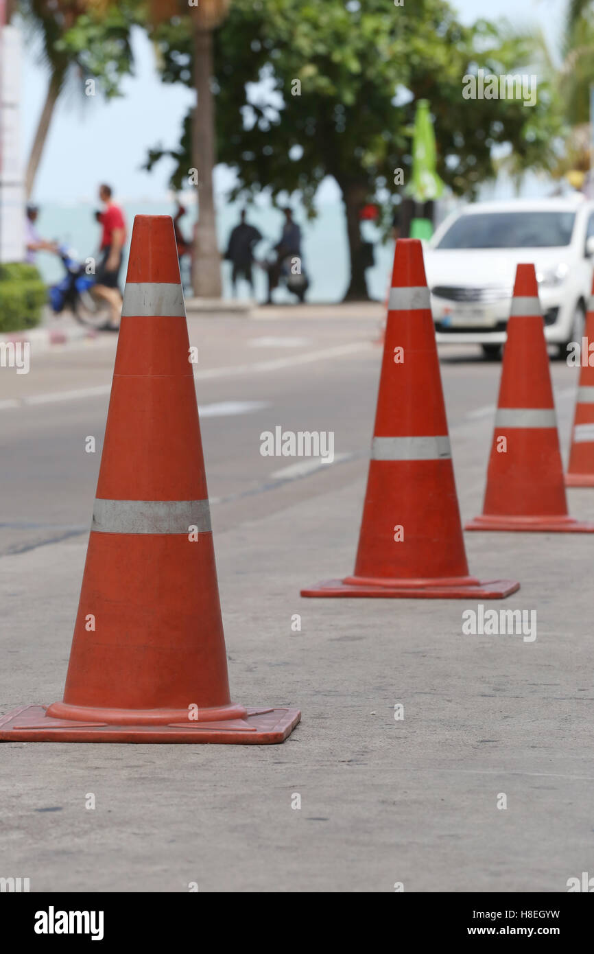 Cône d'avertissement de trafic en ligne à voie séparée en passerelle pour les piétons. Banque D'Images