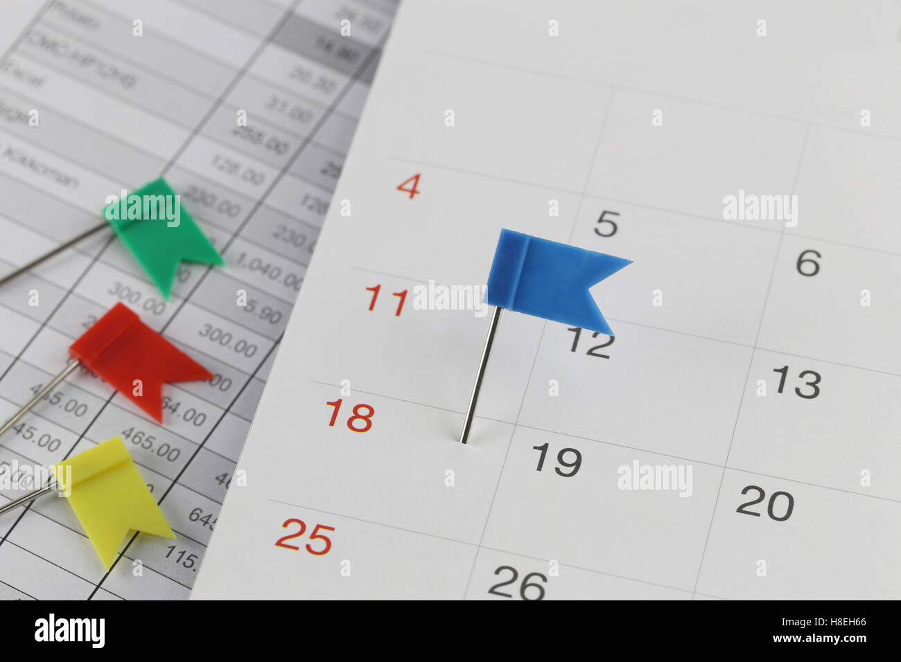 Les broches de bleu sur le calendrier des Wildcats en regard du nombre de dix-huit ans dans le temps du concept d'entreprise et de la date. Banque D'Images