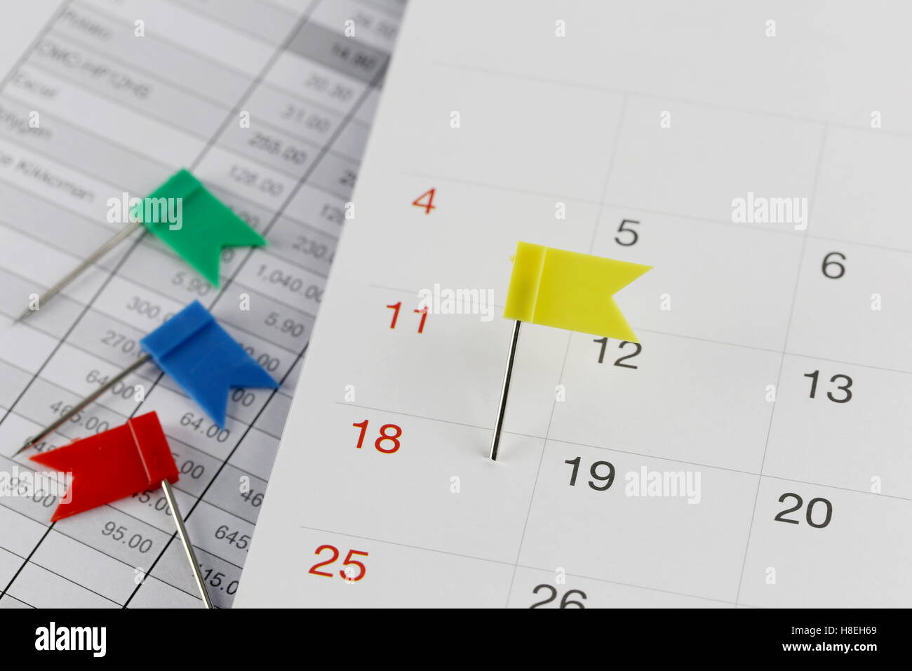 Les broches de jaune sur le calendrier des Wildcats en regard du nombre de dix-huit ans dans le temps du concept d'entreprise et de la date. Banque D'Images