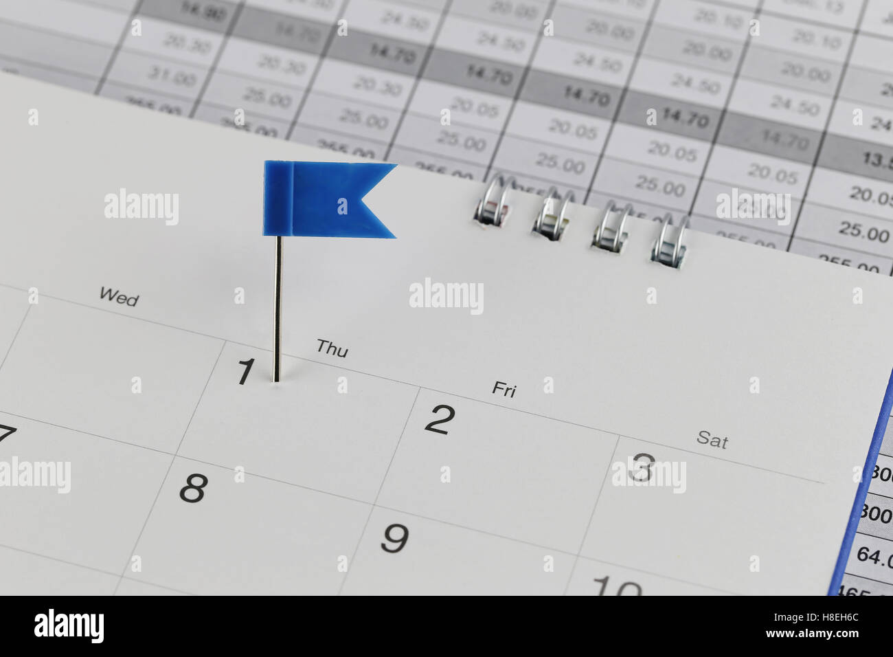 Les broches de bleu sur le calendrier des Wildcats en regard du nombre d'un concept d'entreprise à l'heure et la date. Banque D'Images