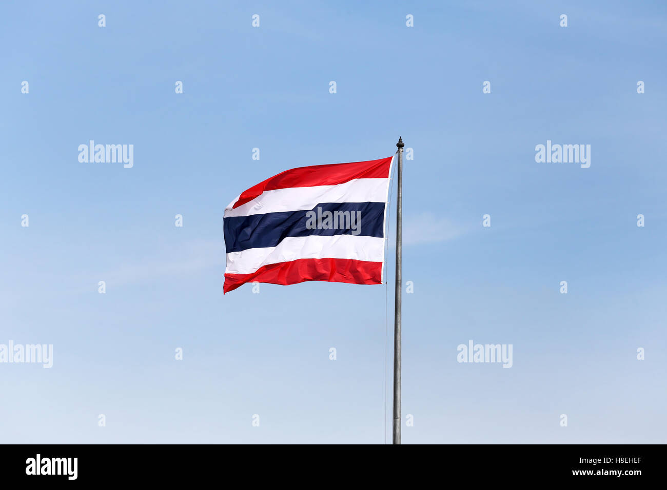 Thaïlande pavillon de forme par le vent avec fond de ciel bleu. Banque D'Images
