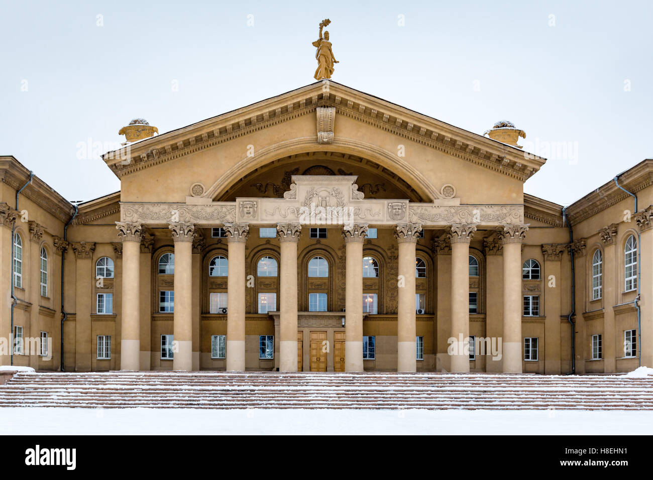 Entrée principale du grand bâtiment ancien palais de la Culture CMP Chelyabinsk Banque D'Images