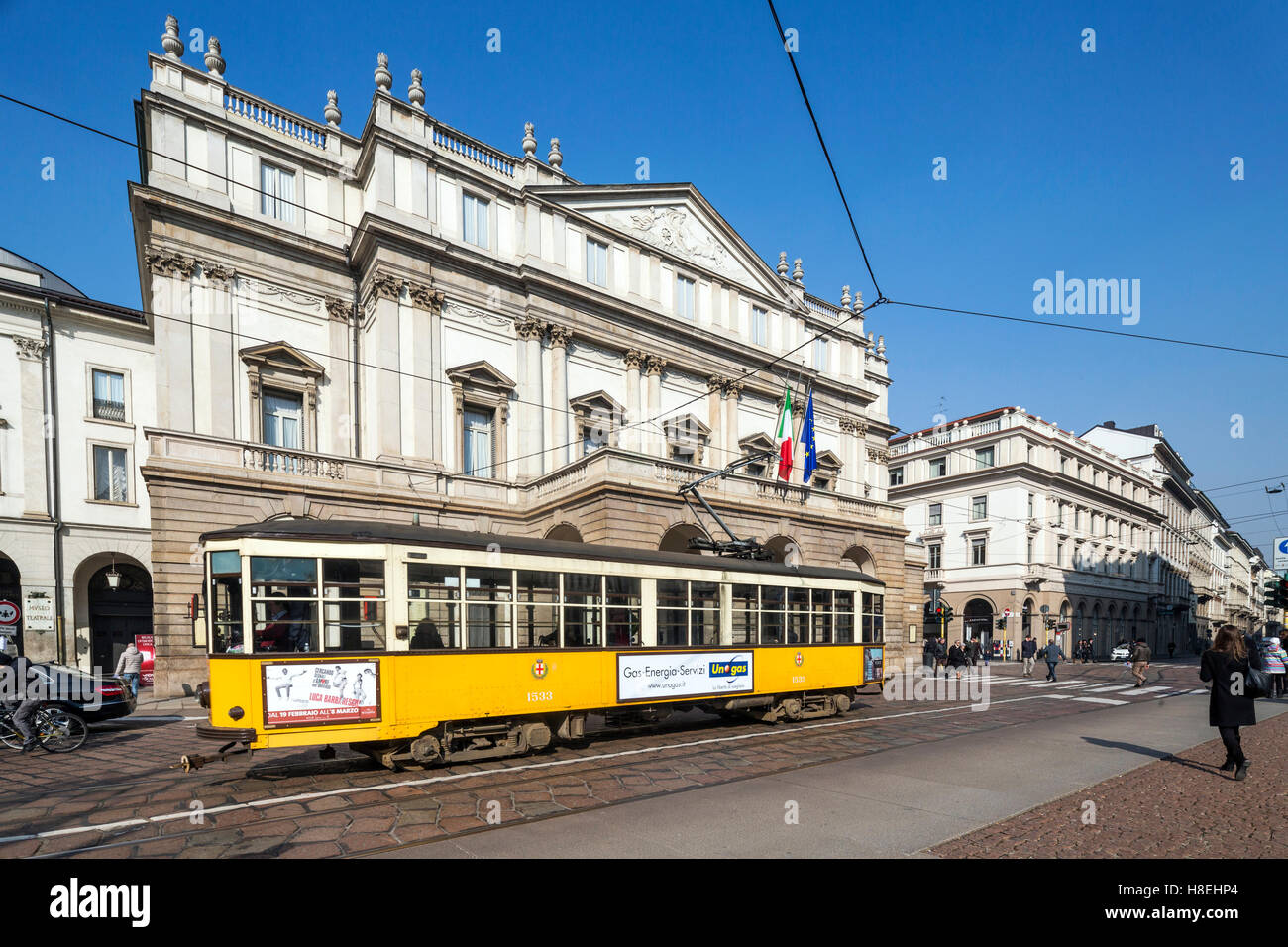 Le vieux tram des trames pour le Teatro alla Scala (La Scala), icône de Milan, Lombardie, Italie, Europe Banque D'Images
