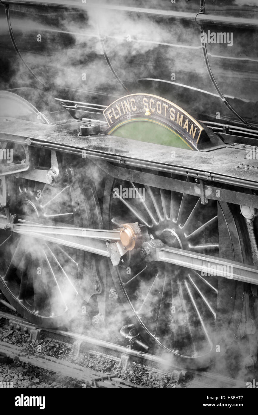 The Flying Scotsman locomotive vapeur arrivant à Goathland station sur le North Yorkshire Moors Railway, Yorkshire, Angleterre, Royaume-Uni Banque D'Images