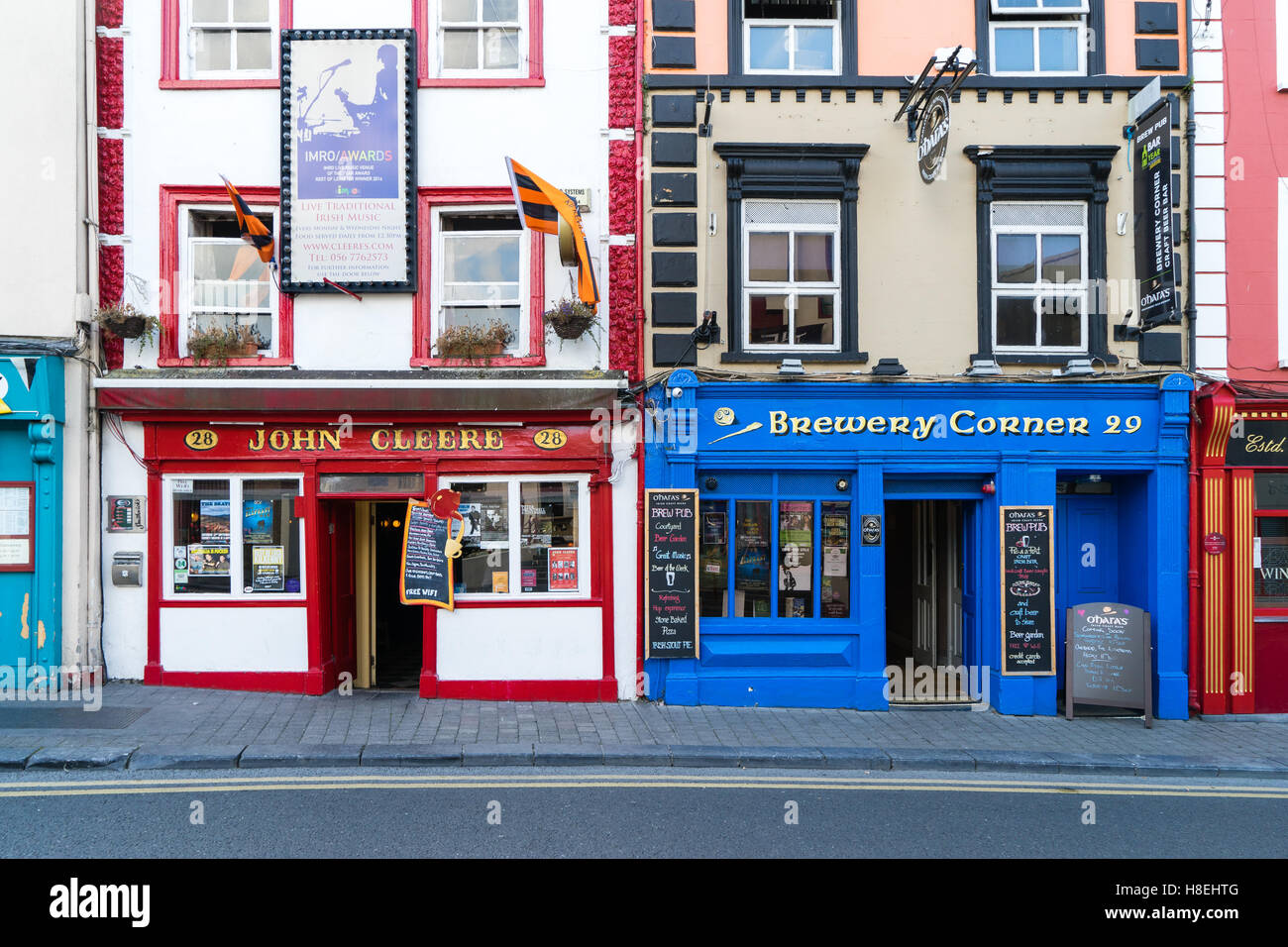 Les façades des bâtiments colorés de pubs traditionnels dans la région de Kilkenny, comté de Kilkenny, Leinster, République d'Irlande, Europe Banque D'Images