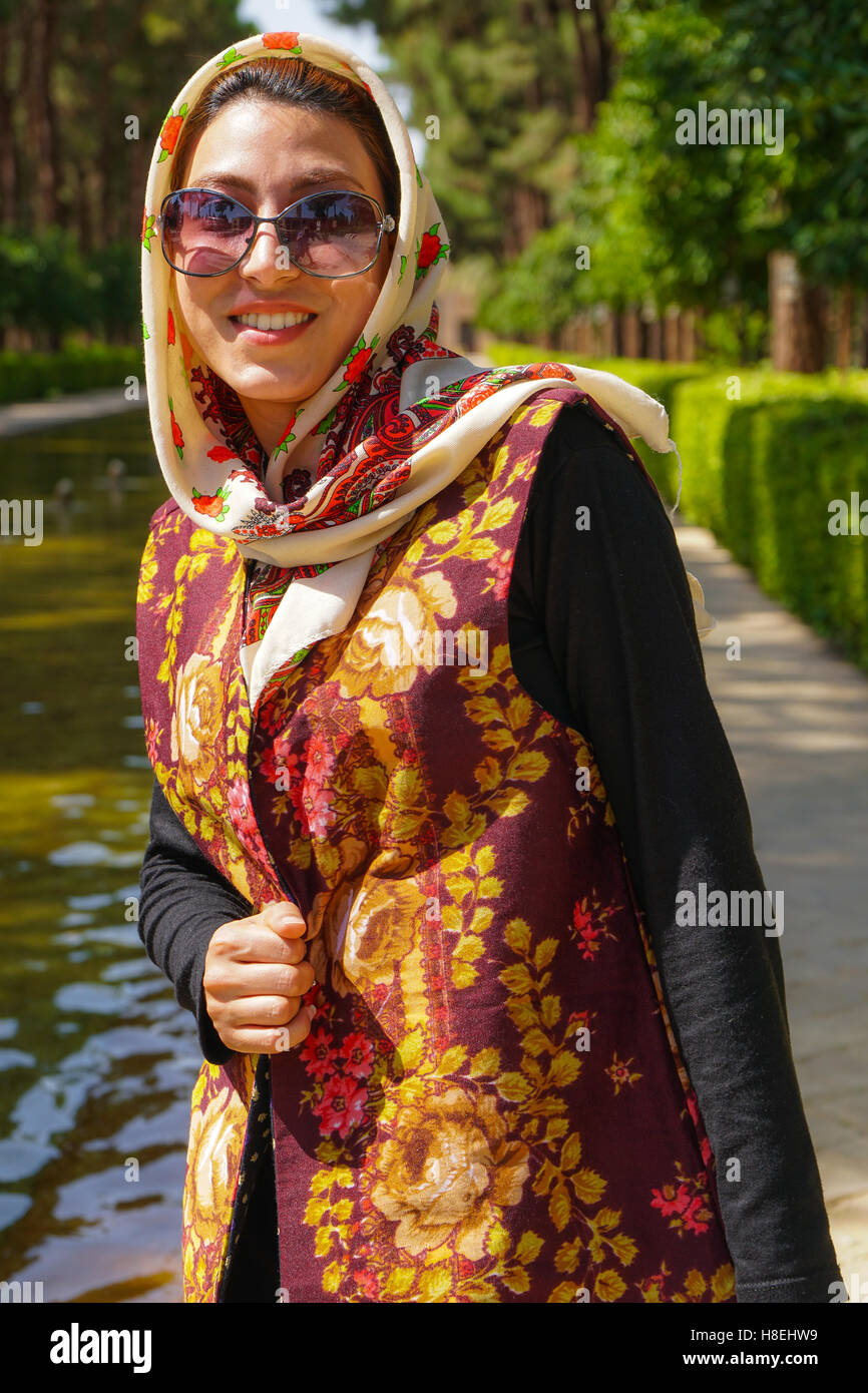 Jeune femme iranienne dans le quartier branché de vêtements modernes,  Bagh-e Dolat jardin, Yazd, Iran, Moyen-Orient Photo Stock - Alamy
