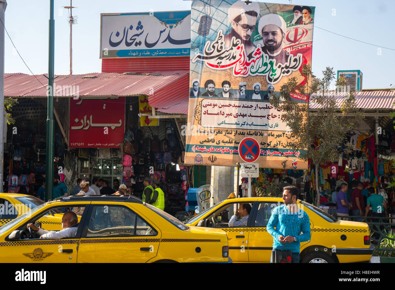 Scène de rue avec l'affiche de la religieuse, Qom, Iran, Moyen-Orient Banque D'Images
