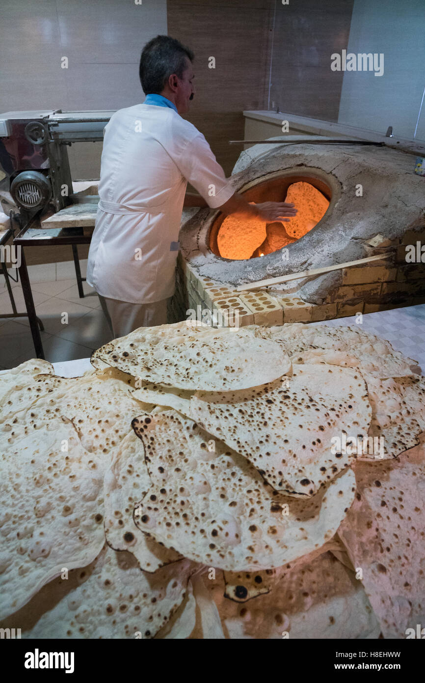 Baker traditionnel au travail à son four, Ramsar, Iran, Moyen-Orient Banque D'Images