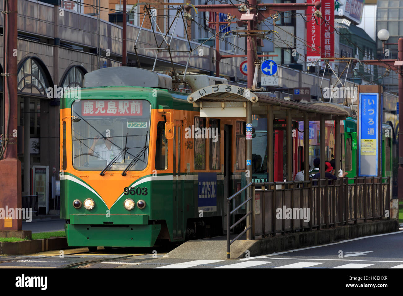 Tram, Izuro Street, Kagoshima City, l'île de Kyushu, au Japon, en Asie Banque D'Images