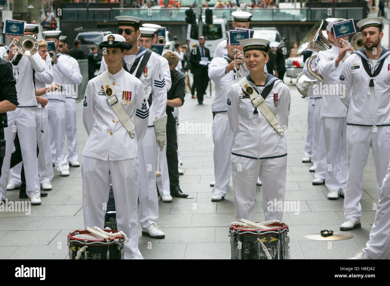 Groupe de la Marine royale australienne au service de la Journée de l'armistice du souvenir à Martin place Sydney le 11th novembre 2016, femme officier de marine Banque D'Images