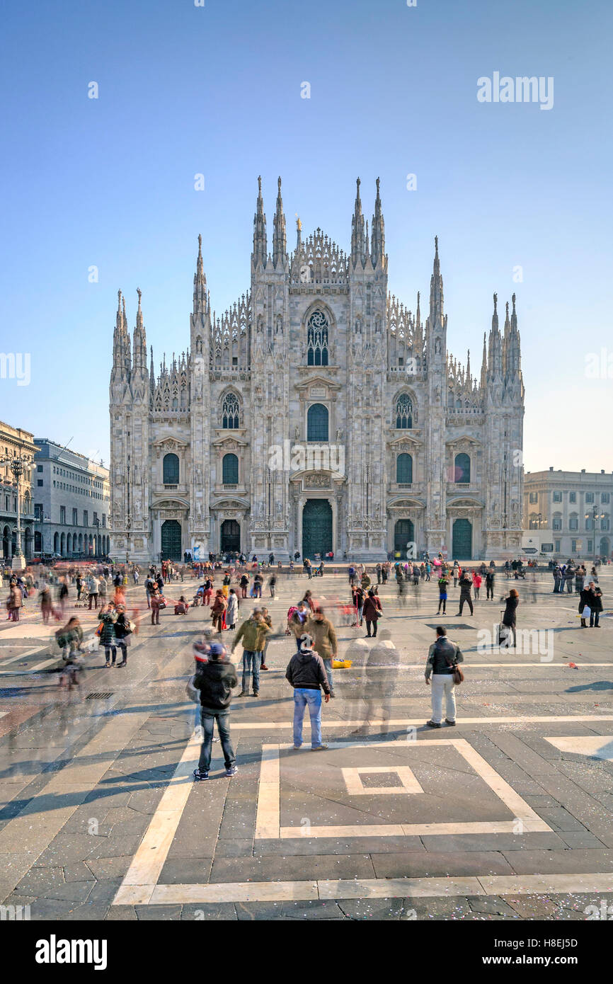 Vue sur la place et la cathédrale gothique, l'icône de Milan, Milan, Lombardie, Italie, Europe Banque D'Images