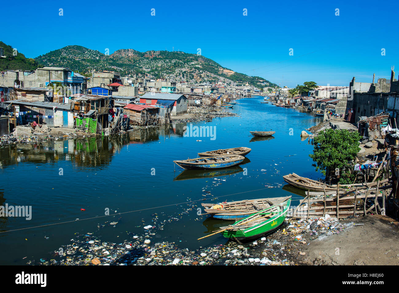 Rivière polluée totalement Mapou circulant dans Cap-Haïtien, Haïti, Caraïbes, Amérique Centrale Banque D'Images