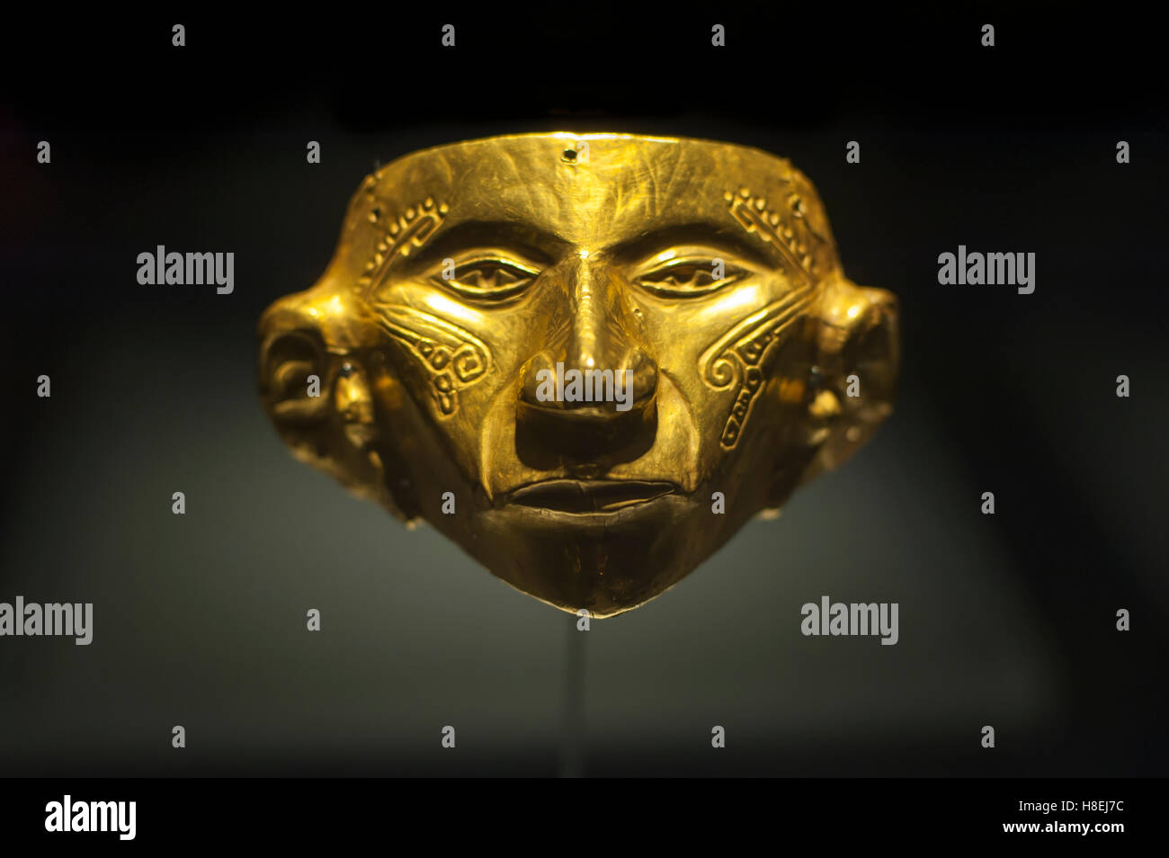 Un ancien masque d'or au Museo del Oro, Bogota, Colombie, Amérique du Sud Banque D'Images