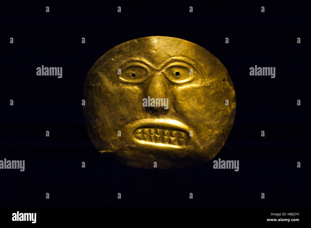 Un ancien masque d'or au Museo del Oro, Bogota, Colombie, Amérique du Sud Banque D'Images
