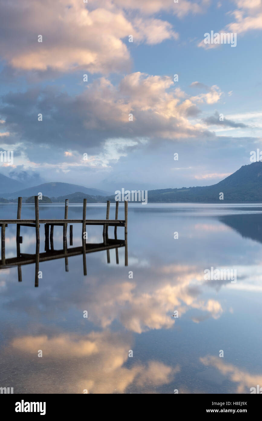 Brandlehow Bay, Borrowdale, lac Derwent Water à l'aube, Parc National de Lake District, Cumbria, Angleterre, Royaume-Uni, Europe Banque D'Images