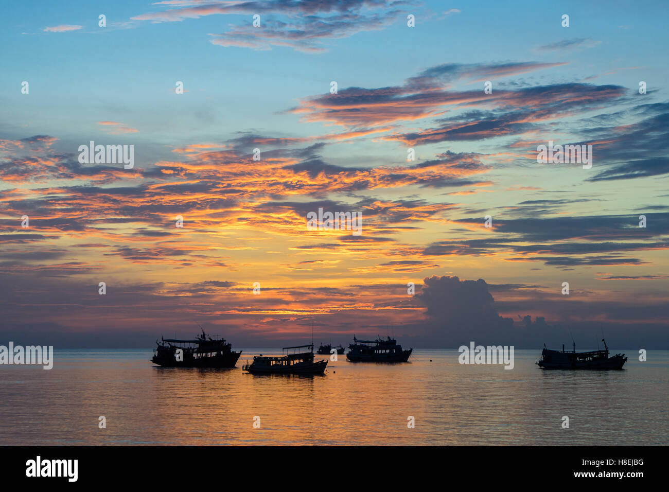 Coucher de soleil sur les bateaux de plongée à Koh Tao, Thaïlande, Asie du Sud, Asie Banque D'Images
